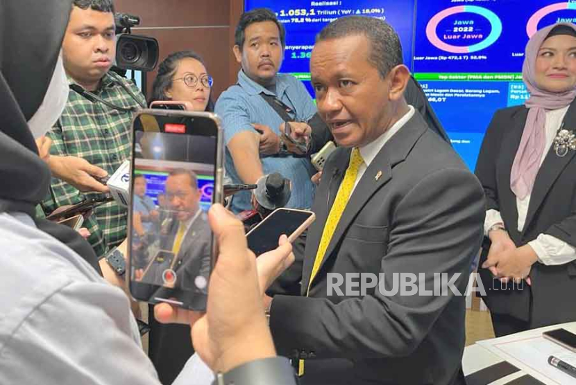 Menteri Investasi Bahlil Lahadalia menjawab pertanyaan wartawan di Jakarta, Jumat (20/10/2023).