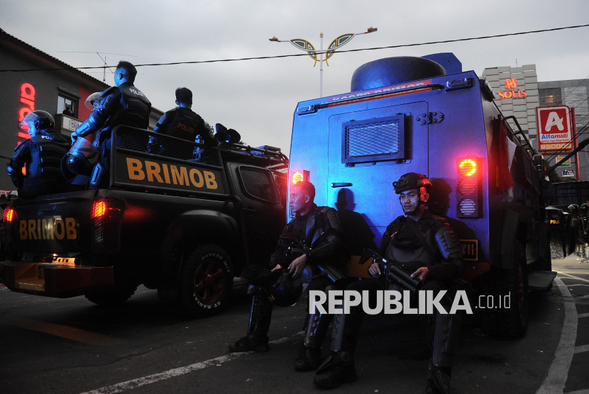 Anggota kepolisian beristirahat usai berusaha membubarkan pengunjuk rasa saat aksi 28 Agustus 2025 di Kawasan Pejompongan, Jakarta, Kamis (28/8/2025).