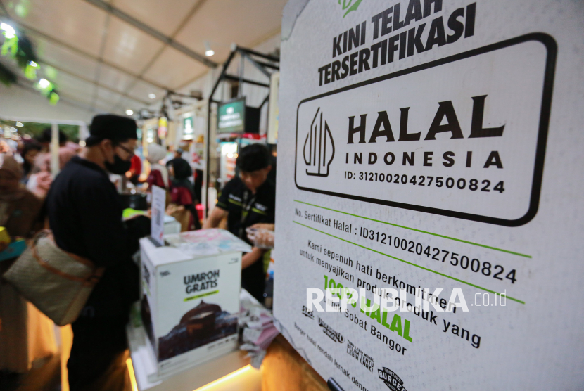 Logo halal terlihat di salah satu tempat makan di Gelaran ISEF 2025 di JIExpo Kemayoran, Jakarta, Kamis (9/10/2025)
