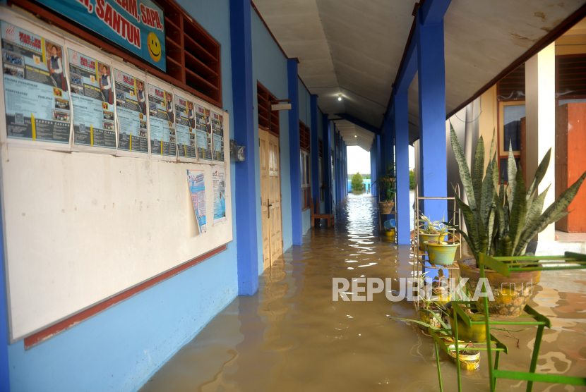 Puluhan sekolah TK hingga SMP terendam banjir di Aceh Timur.