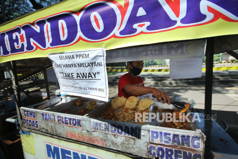 Gerobak pedagang kaki lima (PKL) yang menjual makanan dipasang tulisan melayani take away di masa PPKM (ilustrasi)
