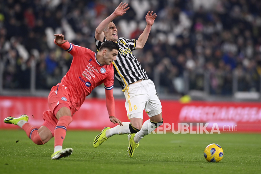 Arkadiusz Milik dari Juventu (kanan) dan Lorenzo Lucca dari Udinese (kiri) berebut bola saat pertandingan sepak bola Serie A antara Juventus dan Udinese, di Turin, Italia,  Selasa (13/2/2024) dini hari WIB.