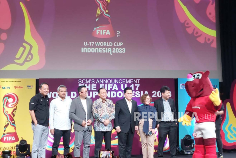 Ketua Umum PSSI Erick Thohir (tengah) saat peluncuran official broadcaster Piala Dunia U-17 2023 di SCTV Tower, Jakarta, Selasa (3/10/2023). 