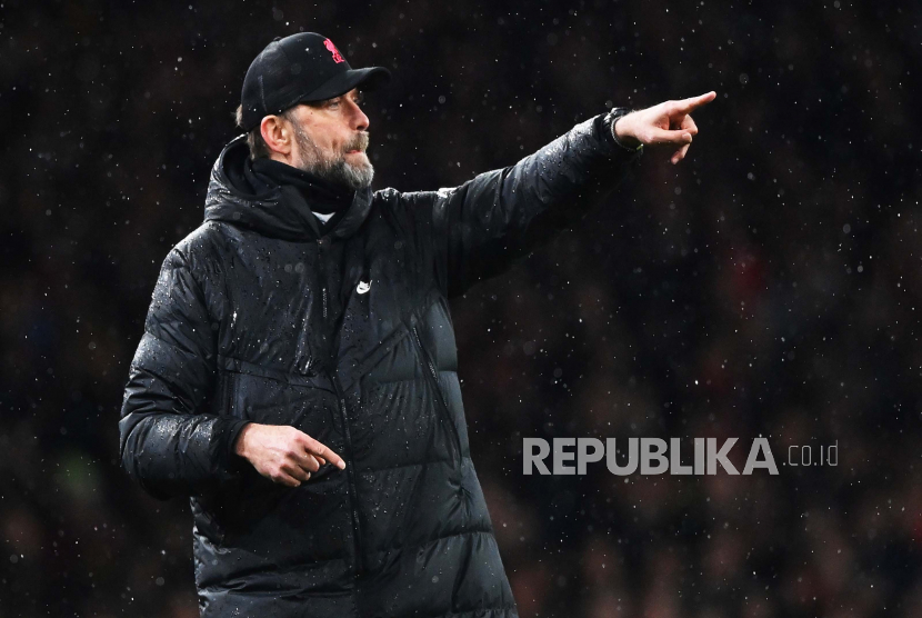  Manajer Liverpool Juergen Klopp memberi isyarat di pinggir lapangan selama pertandingan sepak bola Liga Premier Inggris antara Arsenal FC dan Liverpool FC di London, Inggris, 16 Maret 2022.