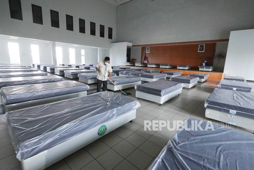 Petugas menyiapkan tempat tidur untuk pasien COVID-19 yang berada di Kantor Wali kota Jakarta Utara, Selasa (6/7/2021). Pemkot Jakarta Utara menyiapkan Tenda Darurat dan 2 lantai Gedung yang berisi 300 tempat tidur bagi warga yang terkonfirmasi positif COVID-19 dengan kriteria orang tanpa gejala.    