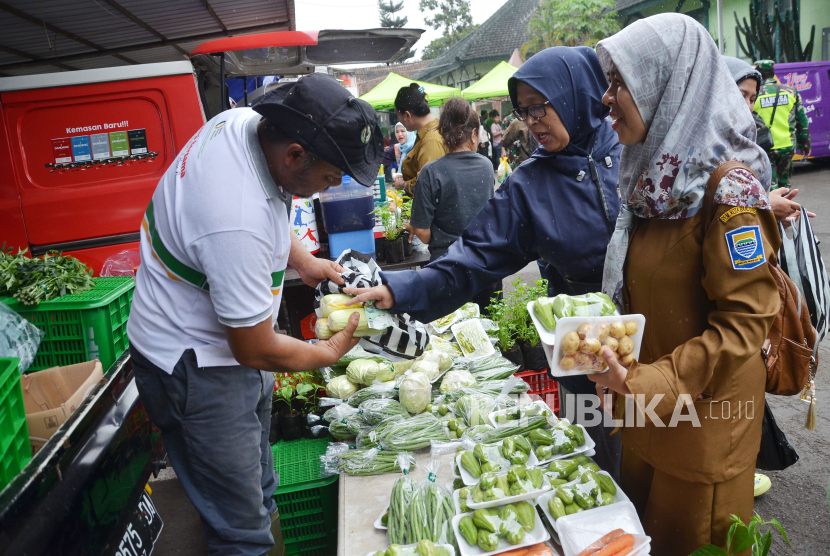 Warga antre membeli sayuran saat Gerakan Pasar Murah (GPM) On the Road yang digelar Dinas Ketahanan Pangan dan Pertanian (DKPP) Kota Bandung, di halaman Kodim 0618, Jalan Bangka, Selasa (6/2/2024). 