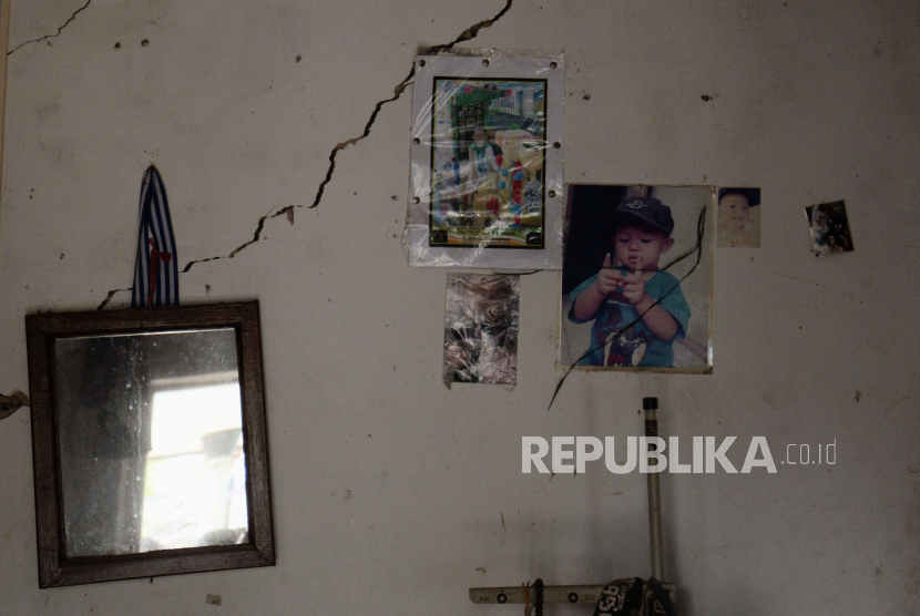 Foto yang terpajang pada tembok yang retak di Kampung Kadudampit, Rancagoong, Cianjur, Jawa Barat (ilustrasi)