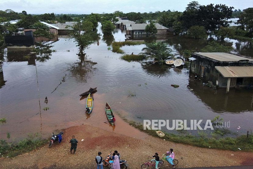 Kondisi Desa Laloika dan Desa Wonuamonapa yang terendam banjir, Konawe, Sulawesi Tenggara, Selasa (14/7/20). BPBD Kabupaten Konawe mengidentifikasi sebanyak 11 kecamatan di Kabupaten Konawe terendam banjir akibat luapan Sungai Konaweha dalam tiga hari terakhir. 