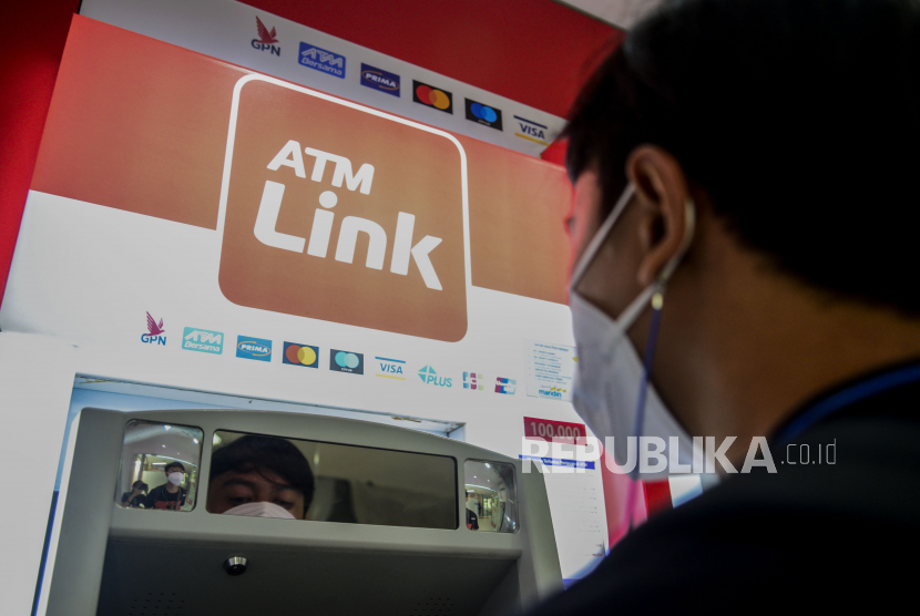 Nasabah melakukan transkasi melalui mesin Anjungan Tunai Mandiri (ATM) Link di Jakarta, Ahad (23/5). Mulai 1 Juni 2021, bagi nasabah bank BUMN yaitu Bank Mandiri, BNI, BRI, dan BTN yang melakukan transaksi di ATM Link akan dikenakan biaya untuk cek saldo dan tarik tunai. Kebijakan ini dilakukan untuk mendukung GNNT (Gerakan Nasional Non Tunai) dengan tarif yang diberlakukan pada transaksi cek saldo dari Rp0 menjadi Rp2.500 dan tarik tunai dari Rp0 menjadi Rp5.000. Sementara itu untuk transfer sesama bank BUMN tetap Rp4.000. Republika/Putra M. Akbar
