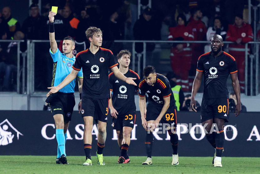  Dean Huijsen of Roma receives a yellow card after his celebrations with his teammates after scoring 0-1 goal during the Serie A soccer match between Frosinone Calcio and AS Roma, in Frosinone, Italy, 18 February 2024.  