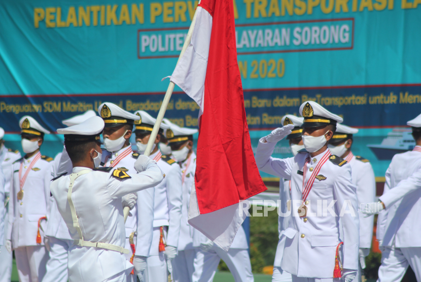 Taruna memberikan hormat kepada bendera Merah Putih usai dilantik menjadi Perwira pelayaran niaga di Politeknik Pelayaran Sorong, Kota Sorong, Papua Barat, Senin (23/11/2020).
