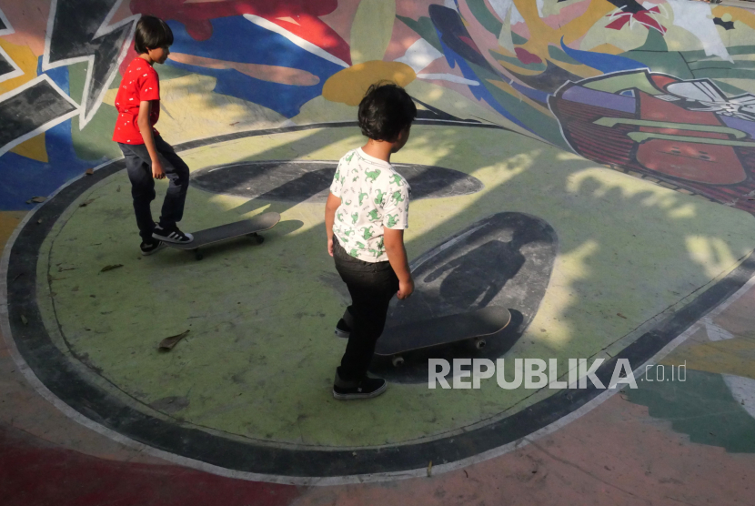 Anak-anak bermain skateboard di Pasty Skatebowl, Yogyakarta, Jumat (18/9). Selama sekolah menggunakan sistem daring, banyak anak-anak memanfaatkan waktu sore di Pastyly Skatebowl. 