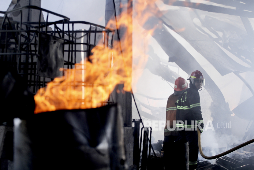 Petugas damkar berusaha memadamkan api yang membakar sebagian gudang di Pabrik Karung, Sukatani, Depok, Jawa Barat, beberapa waktu lalu. (ilustrasi)