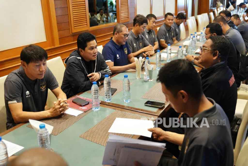 Ketua PSSI Erick Thohir menemui official dan para pemain timnas U23 di Star Convention Hotel Rayong, Thailand, Sabtu (26/8/2023). 