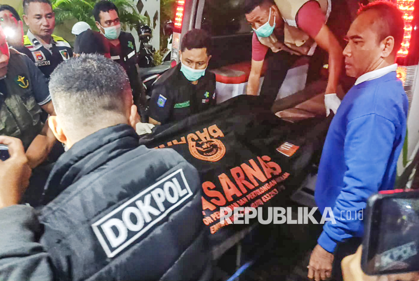 Sejumlah petugas medis menurunkan jenazah pendaki Gunung Rinjani berkewarganegaraan Brazil Juliana Marins saat tiba di Rumah Sakit Bhayangkara Polda NTB di Mataram, NTB, Rabu (25/6/2025). Juliana Marins meninggal dunia akibat terjatuh ke dalam jurang saat mendaki puncak Gunung Rinjani pada Sabtu (21/6/2025). 