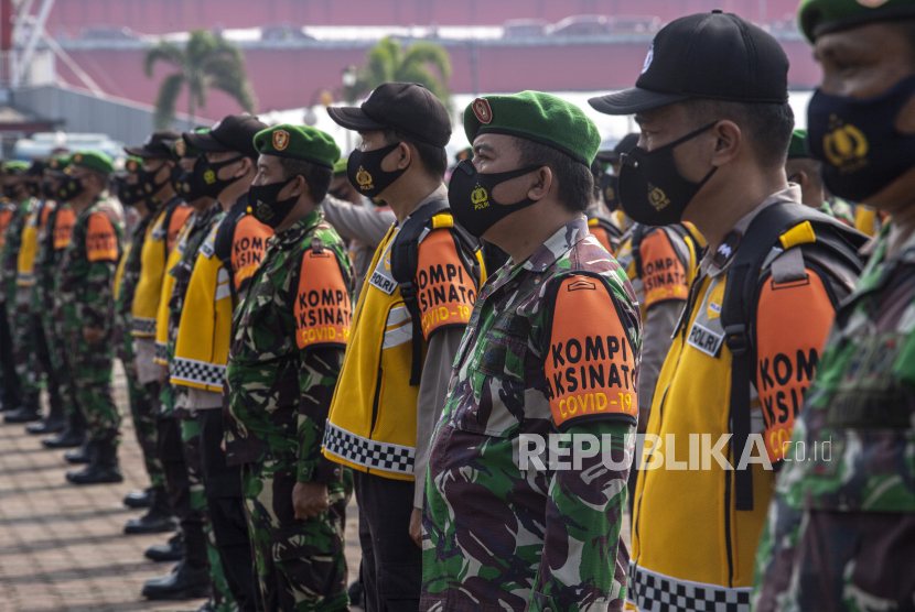 Personel TNI mengikuti apel gelar pasukan kompi vaksinator COVID-19 (ilustrasi).