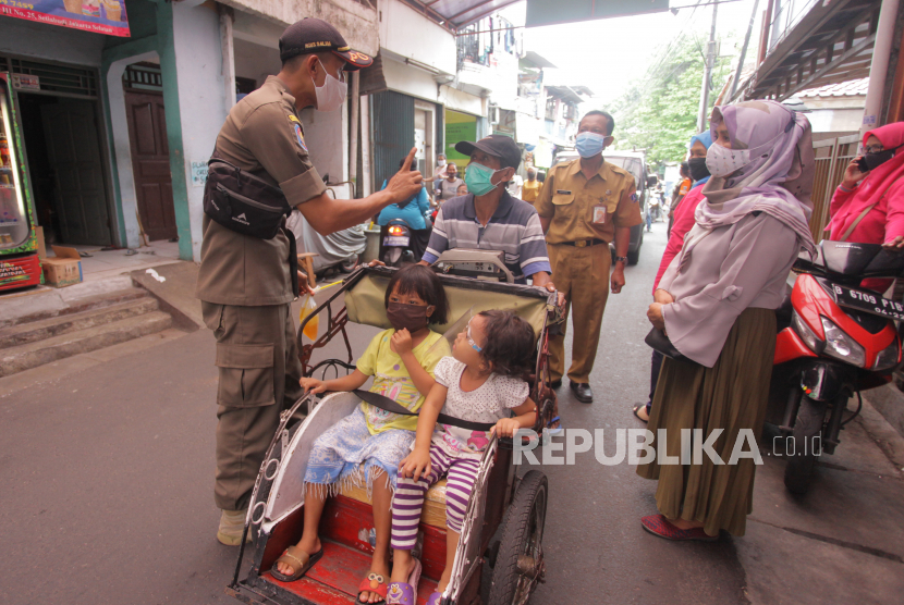 Petugas memberikan himbauan kepada warga untuk mengenakan masker  di kawasan Jalan Menteng Atas, Jakarta (ilustrasi)