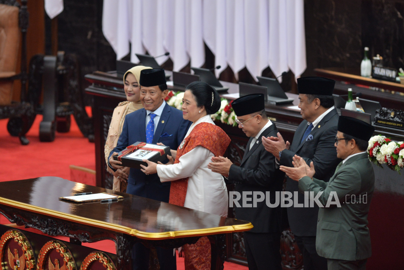 Ketua DPR periode 2019-2024 Puan Maharani memberikan berkas memori DPR kepada pimpinan sidang sementara  saat sidang awal masa jabatan anggota MPR/DPR/DPD RI Periode 2024-2029 di Ruang Sidang Paripurna, Kompleks Parlemen, Senayan, Selasa (1/10/2024). Sidang awal masa jabatan anggota MPR/DPR/DPD RI Periode 2024-2029 tersebut beragenda pembacaan sumpah atau janji anggota MPR/DPR/DPD RI  Periode 2024-2029. Sebanyak 580 anggota DPR dan 152 anggota DPD resmi dilantik dan diambil sumpah jabatannya untuk masa bakti 2024-2029.