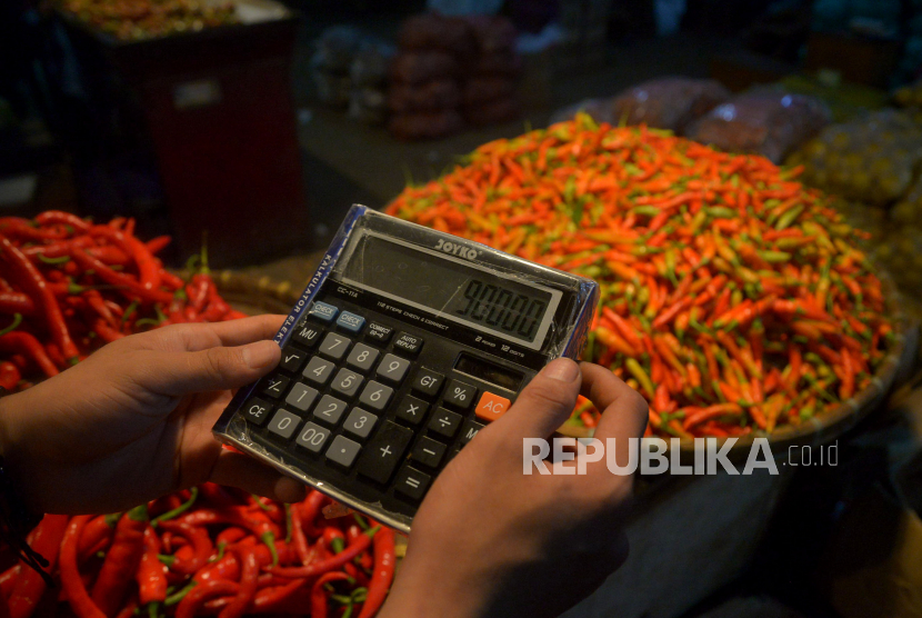 Pedagang menghitung harga jual cabai dagangannya di Pasar Induk Kemang (TU) Bogor, Jawa Barat, Senin (20/6/2022). ilustrasi