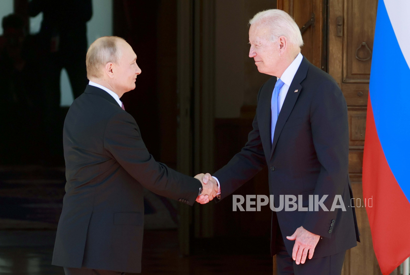 Presiden AS Joe Biden, kanan dan Presiden Rusia Vladimir Putin, berjabat tangan, sebelum KTT AS-Rusia, di Jenewa, Swiss, Rabu, 16 Juni 2021.