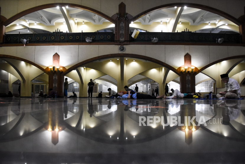Umat muslim membaca Alquran saat beritikaf pada sepuluh malam terakhir Ramadhan 1442 H di Masjid Pusdai, Kota Bandung.