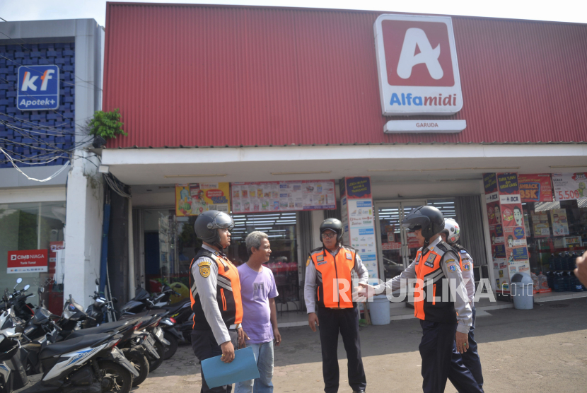 Tim gabungan saat melakukan penertiban juru parkir liar yang berada di minimarket Kawasan Bungur, Senen, Jakarta, Rabu (15/5/2024).