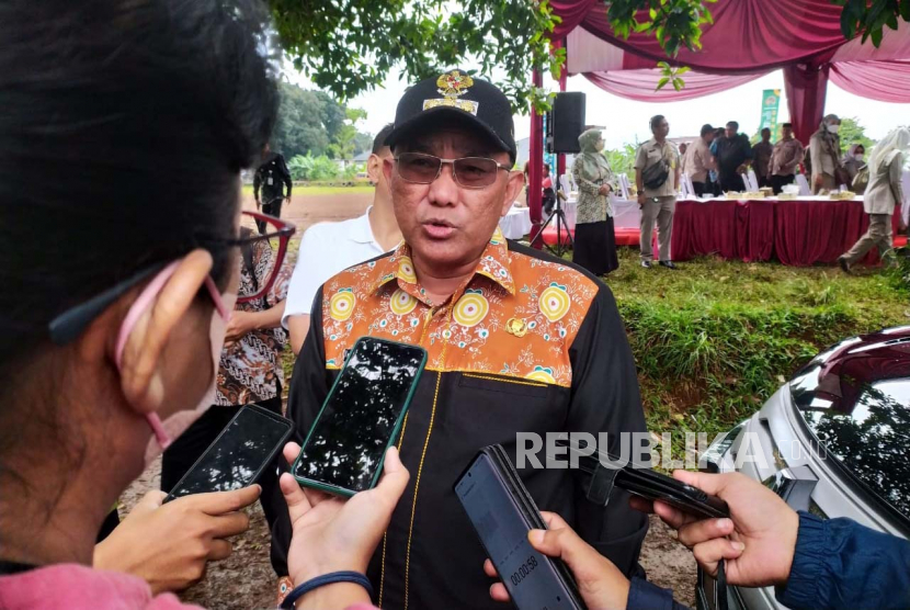 Wali Kota Depok, Mohammad Idris saat acara Gerakan Masyarakat Pemasangan Tanda Batas (Gemapatas) di Cilodong, Kota Depok, Jumat (3/2/2023). 