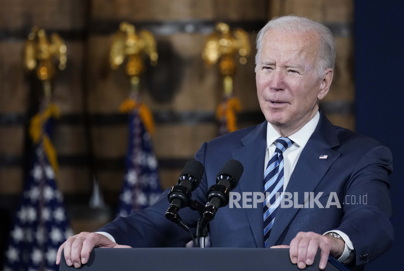 Presiden Joe Biden berbicara tentang pembersihan pelabuhan dan anak sungai Great Lakes yang telah lama tertunda yang tercemar racun industri di Galangan Kapal, Kamis, 17 Februari 2022, di Lorain, Ohio. 