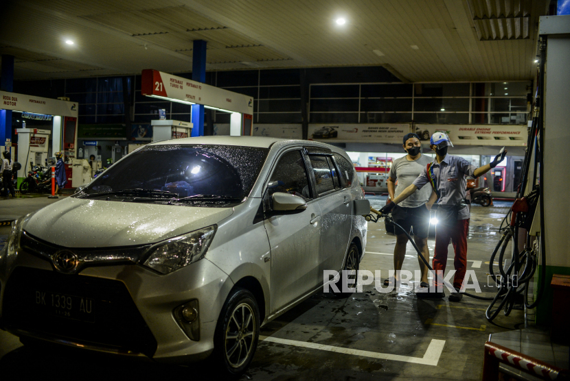 Yayasan Lembaga Konsumen Indonesia (YLKI) menyatakan, kendaraan di DKI Jakarta sudah seharusnya tidak memakai bahan bakar minyak (BBM) jenis premium untuk mengurangi polusi udara di Ibu Kota. (Foto: Petugas mengisi BBM)