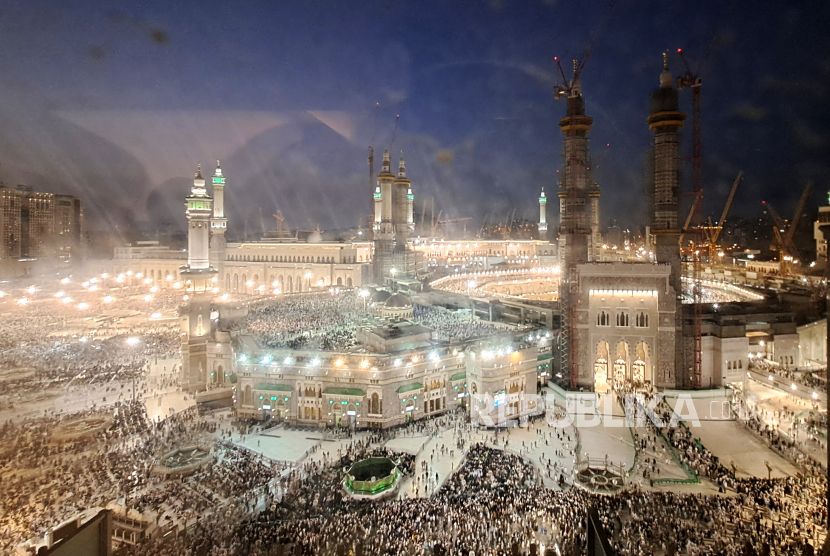 Umat Islam berjalan usai menjalankan ibadah shalat magrib di Masjidil Haram, Mekah, Arab Saudi, Kamis (22/6/2023).