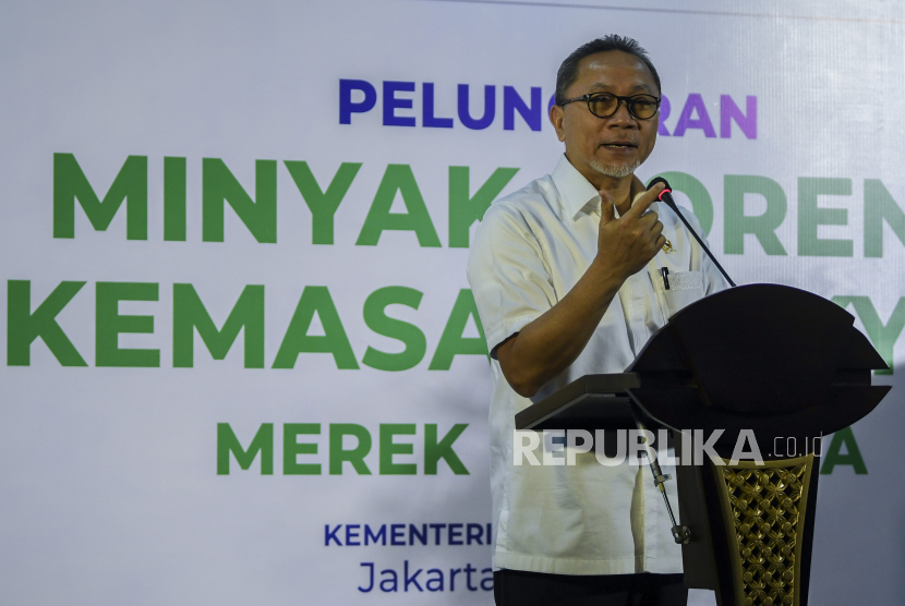 Menteri Perdagangan Zulkifli Hasan memberikan sambutan saat peluncuran minyak goreng kemasan rakyat (MinyaKita) di kantor Kementerian Perdagangan, Jakarta, Rabu (6/7/2022). Kementerian Perdagangan meluncurkan minyak goreng curah kemasan sederhana dengan harga Rp14.000 per liter.  