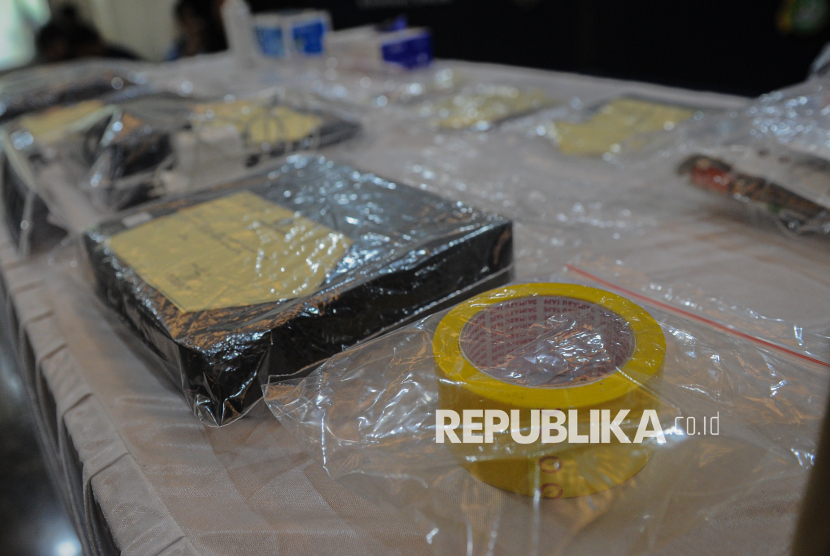 Barang bukti kasus kematian diplomat muda Kementerian Luar Negeri Arya Daru Pangayunan ditunjukan saat konferensi pers di gedung Polda Metro Jaya, Jakarta, Selasa (29/7/2025). Dalam konferensi tersebut, Dirreskrimsus Polda Metro Jaya meyimpulkan dalam kasus kematian diplomat muda Kementerian Luar Negeri Arya Daru Pangayunan tersebut meninggal tanpa ada keterlibatan orang lain.