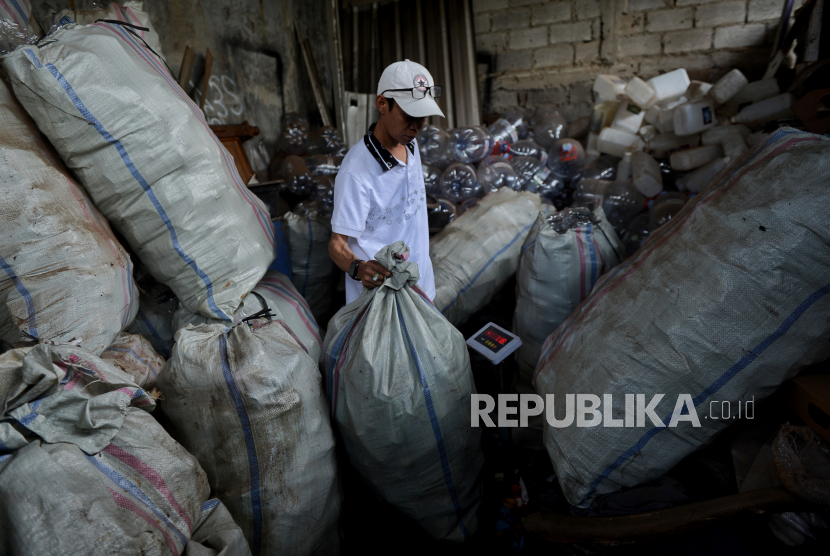 Dinas Lingkungan Hidup (DLH) Kota Tangerang, Banten, mengajak masyarakat untuk membuat bank sampah sebagai upaya mengurangi pembuangan sampah.
