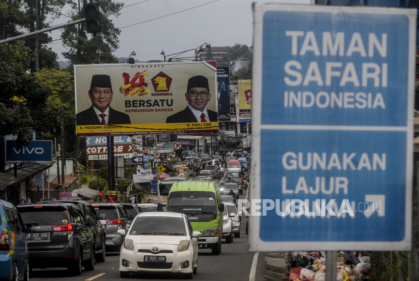 Suasana kepadatan kendaraan di jalur wisata Puncak, Cisarua, Kabupaten Bogor.