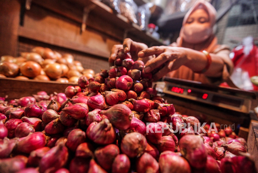 Pedagang menata bawang merah di Pasar Senen, Jakarta, Jumat (19/4/2024). Pasca Lebaran, harga bawang merah di Pasar Senen menyentuh harga Rp 70.000 hingga Rp 75.000 per kilogram. Harga tersebut melonjak naik dari saat sebelum Lebaran yang berkisar Rp 35.000 hingga Rp 45.000 per kilogram.