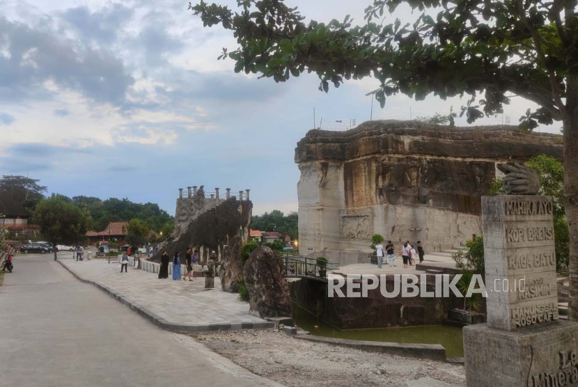 Suasana di kawasan wisata Tebing Breksi, Kabupaten Sleman, Daerah Istimewa Yogyakarta (DIY), Kamis (11/4/2024). 