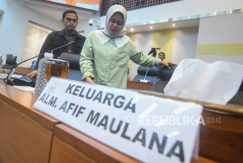 Ayah dan ibu almarhum Afif Maulana, Afrinaldi (kiri) dan Anggun Angriani (kanan) bersiap mengikuti audiensi dengan DPR terkait kasus dugaan pembunuhan anak mereka oleh oknum polisi di kompleks Parlemen, Jakarta, Senin (5/8/2024). DPR meminta Kapolda Sumatera Barat Irjen Pol Suharyono untuk memerintahkan Polresta Padang menerbitkan surat ekshumasi (proses penggalian mayat atau pembongkaran kubur untuk mencari keadilan) terhadap jenazah Afif Maulana. 