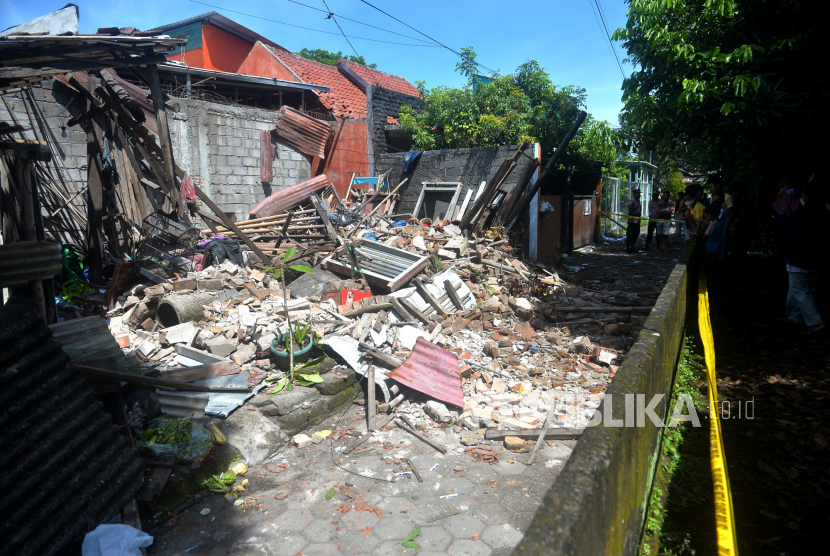 Warga menonton lokasi ledakan petasan di Plosokuning, Sleman, Yogyakarta, Jumat (22/4/2022). Satu rumah warga  hancur imbas ledakan petasan pada Jumat (22/4/2022) pagi sekitar pukul 07.45 WIB. Tidak ada korban jiwa dalam insiden ini.