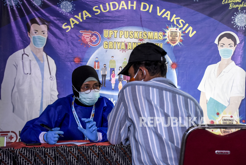 Warga menjalani pemeriksaan kesehatan sebelum disuntik vaksin Covid-19 saat pelaksanaan vaksinasi Covid-19 massal di Puskesmas Griya Antapani, Senin (30/8). Pemerintah Kota Bandung menyatakan program vaksinasi Covid-19 dosis pertama di Kota Bandung telah mencapai 60,68 persen atau 1.184.747 orang dan dosis kedua mencapai 38,24 persen atau 746.517 sementara dosis ketiga mencapai 0,49 persen atau 9.560 orang dari keseluruhan total target sasaran 1.952.352 orang.