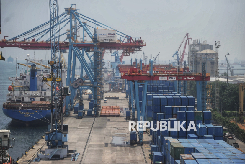 Suasana bongkar muat peti kemas di Pelabuhan Tanjung Priok, Jakarta, Kamis (10/4/2025). Menteri Koordinator (Menko) Bidang Perekonomian Airlangga Hartarto mengatakan, pengiriman produk Indonesia ke luar negeri tidak terlalu bergantung pada pasar Amerika Serikat (AS). Nilai ekspor Indonesia ke AS menyumbang 2,2 persen dari produk domestik bruto (PDB). Dalam segi skala, pasar AS hanya berkontribusi 17 persen dari total nilai perdagangan Indonesia. Presiden Amerika Serikat Donald Trump, menangguhkan kenaikan tarif resiprokal selama 90 hari untuk puluhan negara, termasuk Indonesia yang sebelumnya terkena sebesar 32 persen. 