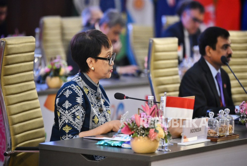  Foto handout yang disediakan oleh Kementerian Luar Negeri India menunjukkan Menteri Luar Negeri Indonesia Retno Marsudi (kiri) menghadiri pertemuan Menteri Luar Negeri G20 di New Delhi, India, Kamis (2/3/2023). Indonesia mengangkat isu palestina dalam pertemuan menlu G20 di New Delhi, India.