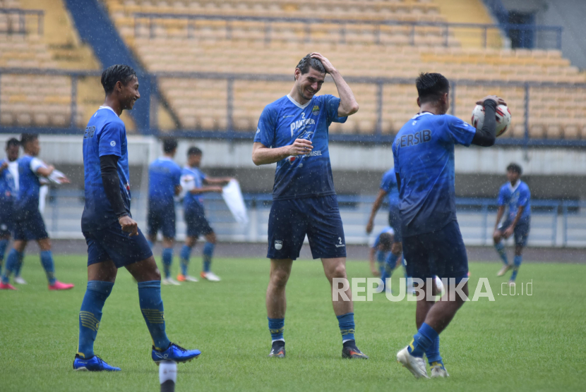 Tim Persib menjalani latihan di Stadion Gelora Bandung Lautan Api (GBLA), Sabtu (6/3). Persib Bandung terus menggenjot persiapan menjelang pelaksanaan Turnamen Piala Kemenpora 2021.