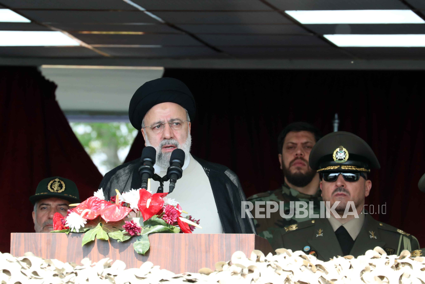 Presiden Iran Ebrahim Raisi berbicara pada perayaan Hari Tentara tahunan di pangkalan militer di Teheran, Iran, 17 April 2024. Menurut media pemerintah Iran, Raisi menggambarkan serangan baru-baru ini