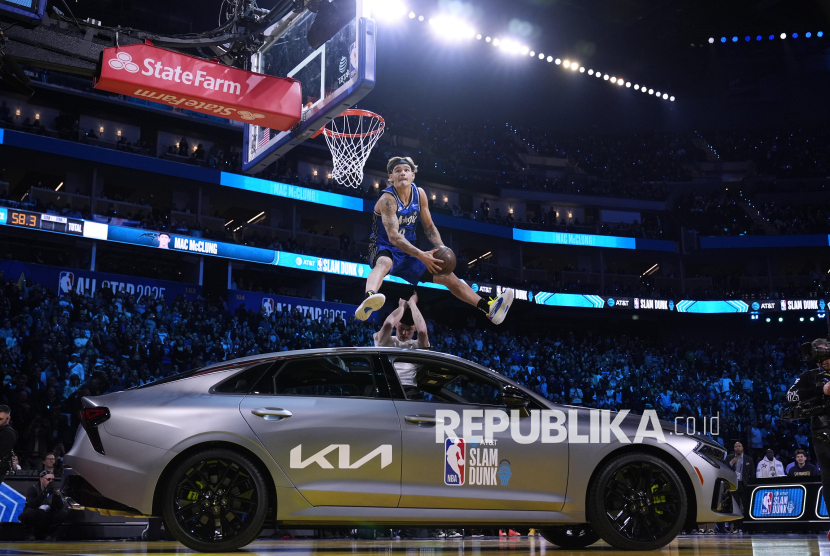 Guard Orlando Magic Mac McClung melakukan aksi dunk saat kontes slam dunk NBA All-Star, di San Francisco, Sabtu (15/2/2025) waktu setempat. Mac McClung menjadi juara kontes slam dunk setelah di final mengalahkan Stephon Castle dari San Antonio Spurs. Titel juara slam dunk kali ini sekaligus menorehkan sejarah bagi Mac McClung karena berhasil menjadi juara di kontes slam dunk NBA All-Star selama tiga kali berturut-turut. 