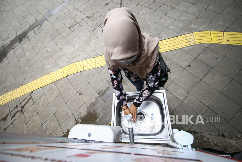 Ilustrasi tempat cuci tangan. Dinas Bina Marga DKI Jakarta memasang sebuah wastafel portabel lengkap dengan sabun pencuci tangan dan tisu di 10 lokasi.