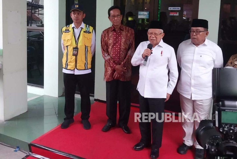 Wakil Presiden Maruf Amin meninjau sejumlah program bantuan yang telah disalurkan ke masyarakat Daerah Istimewa Yogyakarta (DIY) di Kantor Kapanewon Prambanan, Sleman, Selasa (9/1/2024). 