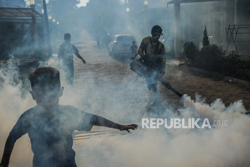 Petugas melakukan pengasapan (fogging) di lingkungan Perumahan Grand Cinunuk, Bandung, Jawa Barat. Dinkes mencatat ada 3.468 kasus DBD terjadi dalam 4 bulan terakhir di Kota Bandung.