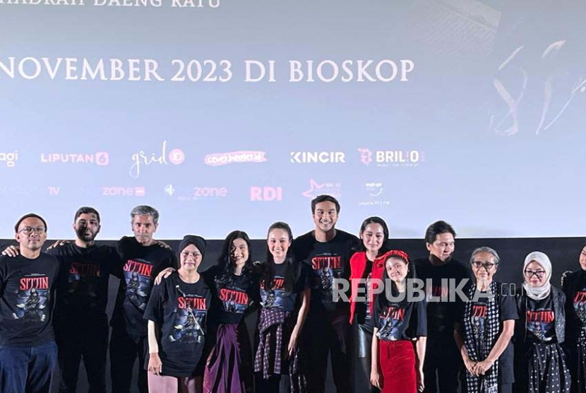 Jajaran kru dan pemain film horor adaptasi dari Turki, Sijjin dalam acara konferensi pers dan pemutaran film di Epicentrum XXI, Jakarta Selatan, Selasa (7/11/2023). 