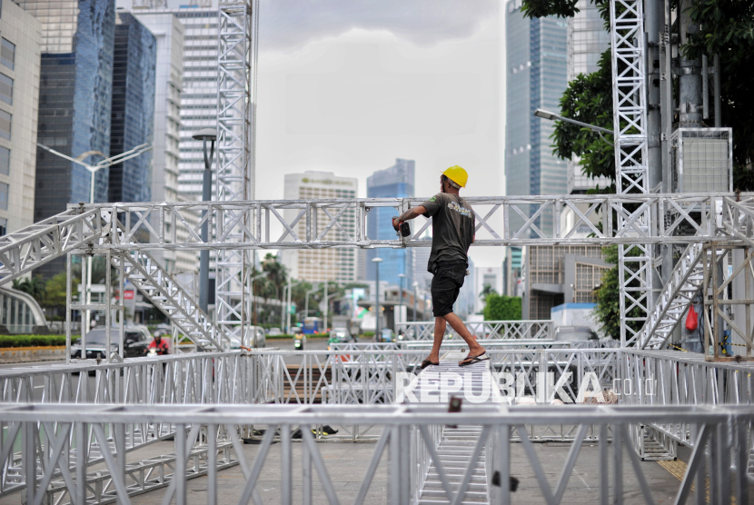 Pekerja menyelesaikan pembuatan panggung hiburan di Jalan MH Thamrin, Jakarta, Ahad (29/12/2024). Pemprov DKI Jakarta menyiapkan sebanyak 23 titik panggung hiburan dalam rangka menyambut malam pergantian Tahun Baru 2024-2025 di Jalan Sudirman, area mal Sarinah, Jalan MH Thamrin, Lapangan Banteng, Monumen Nasional hingga di kawasan Kota Tua. Selain itu, Pemprov DKI juga akan menyemarakan malam tahun baru dengan beragam kegiatan seperti napak tilas Jakarta, penulisan harapan di kain sepanjang 80 meter, hingga malam muhasabah yang di gelar di Monas pada Senin (30/12) malam.