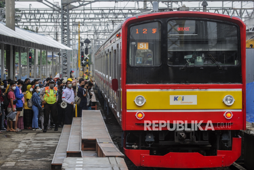 Sejumlah penumpang menunggu KRL melintas di Stasiun Manggarai, Jakarta, Jumat (13/5/2022). Kementerian Perhubungan berencana menyesuaikan tarif KRL berdasarkan status ekonomi penumpang.